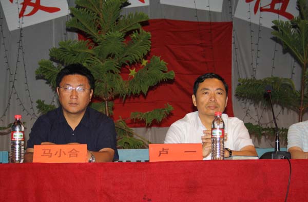 图为卢一(右),马小合(左)在开学典礼上.